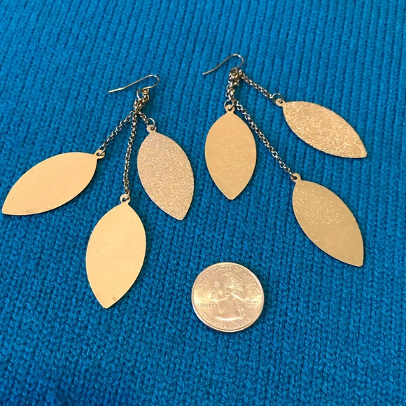 🍂Gold tone dangle leaf earrings🍂 - Picture 2 of 5